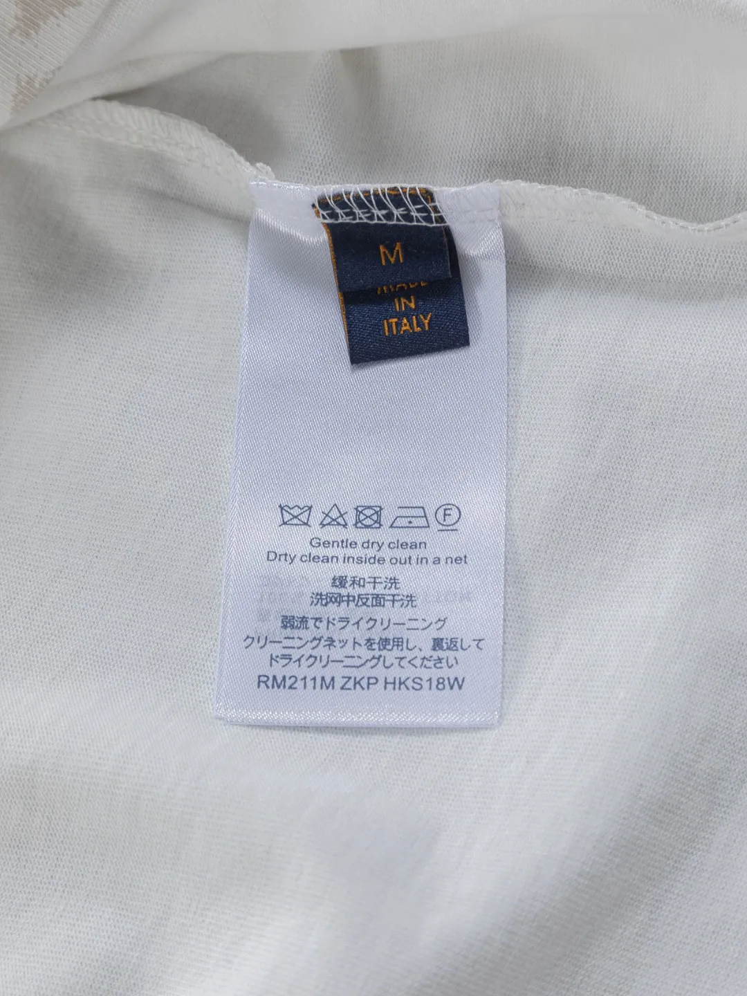 🅿️200 Louis Vuitton 1V LV micro-wide version S-XL LV 26ss new products are available at the counter simultaneously. Multiple craftsmanship, full jacquard presbyopia letter logo printing, round neck short-sleeved T-shirt, same style for men and women! Consigned to one-to-one creation. Synchronized with the official website, pure cotton fabrics at the counter! It is close to the skin and comfortable, durable and easy to wear. It has a classic and simple logo design and meticulous original craftsmanship. Short-sleeves, a must-have item for men, do not appear to be the same for the general public, but must be unique and eye-catching. This LV short-sleeve is all about quality, comfort, the same shape and fashion as always, including fabrics and cutting techniques. All of them have been made with great effort! 320 grams of washed pure cotton fabric, pure cotton is breathable, very refreshing and comfortable for daily wear. The rib knitting on the neckline is smooth and tight, and the neckline will not be skewed if you toss it at will. The loose version, you will find that it looks really good on the upper body. The overall is minimalist and neat, super versatile for daily use! Pair it casually with a pair of pants for a youthful look. A T-shirt will make your outfit crazy. It is a fashionable item that can never go wrong! Color: Black White Size: S-XL Size chart: S: Shoulder width 50-Bust 56-Length 70 M: Shoulder width 52-Bust 57-Length 72 L: Shoulder width 54-Bust 59-Length 74 XL: Shoulder width 56-Bust 62-Length 76